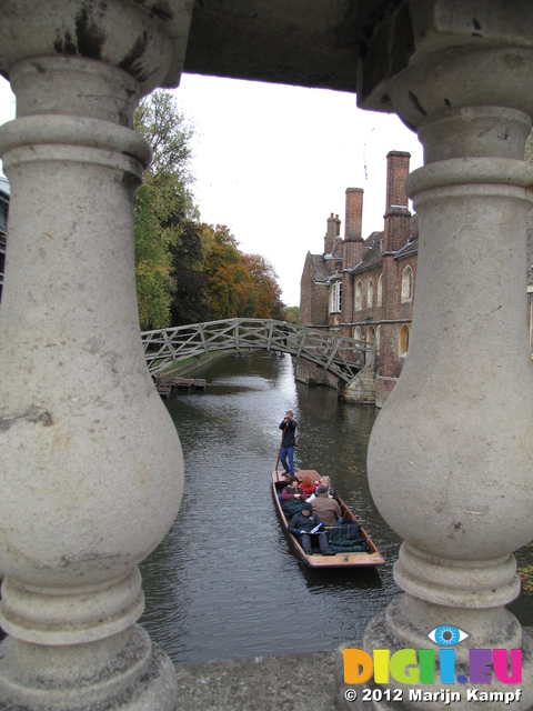 SX24934 Punting boat from bridge on river Cam, Cambridge